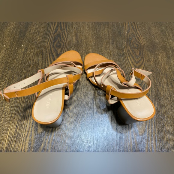 NWOT Old Navy Tan Brown Block Sandals Heels Size 6 - Picture 2 of 5